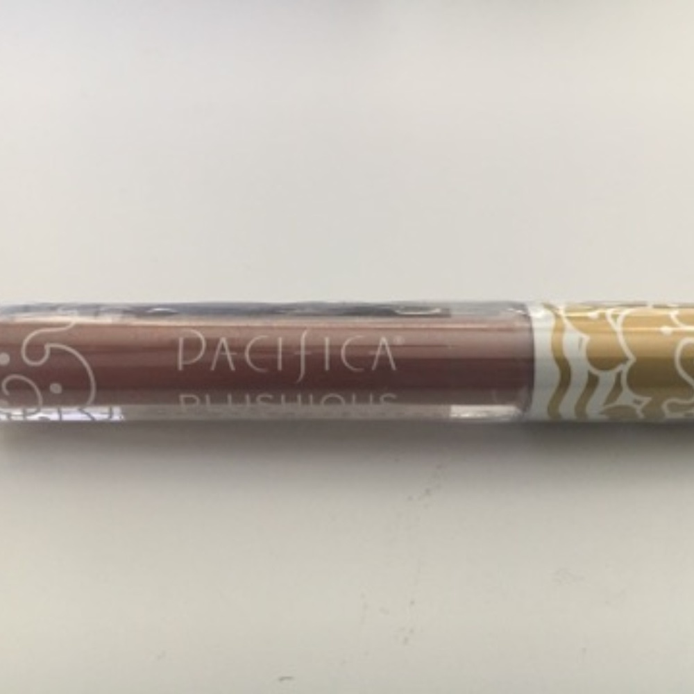 PACIFICA Plushious liquid mineral lipstick